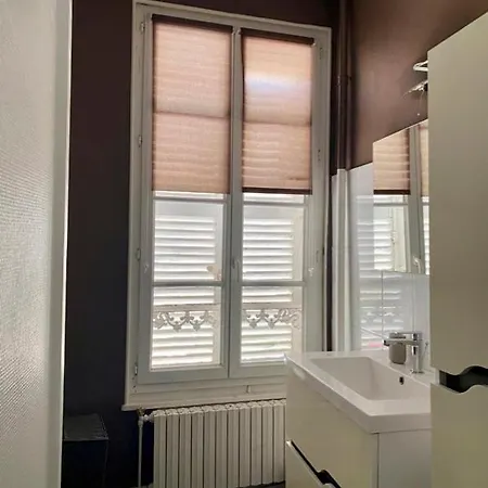 Charmant Appartement Face Au Palais Jacques Coeur Bourges Exterior foto