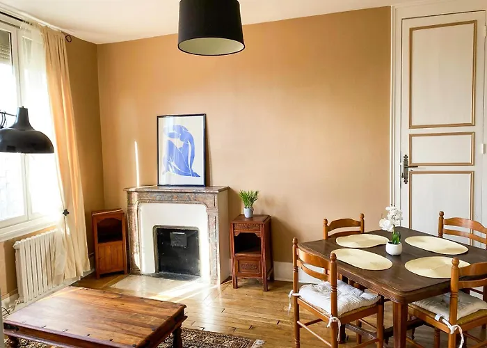Charmant Appartement Face Au Palais Jacques Coeur